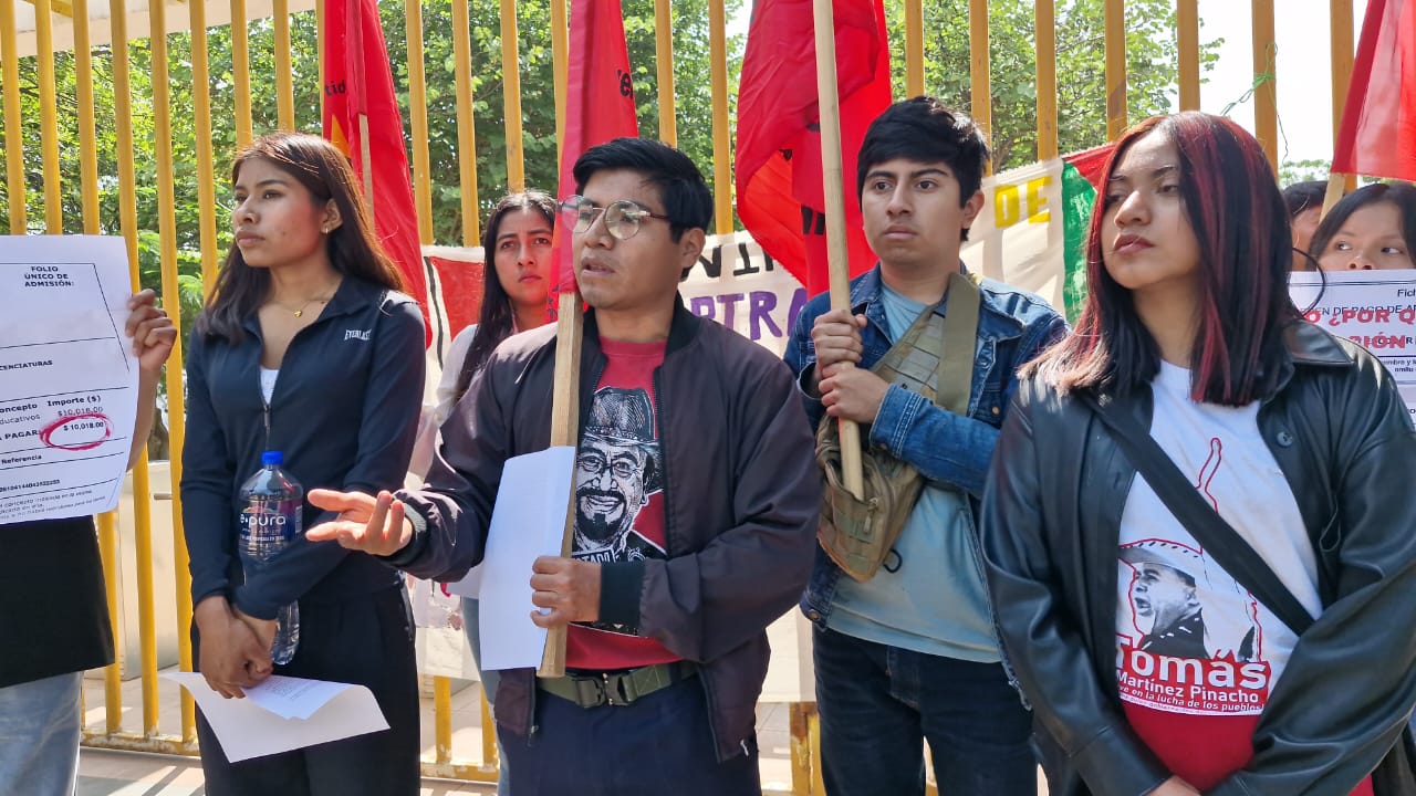 Exigen integrantes de la UJRM educación gratuita en UABJO