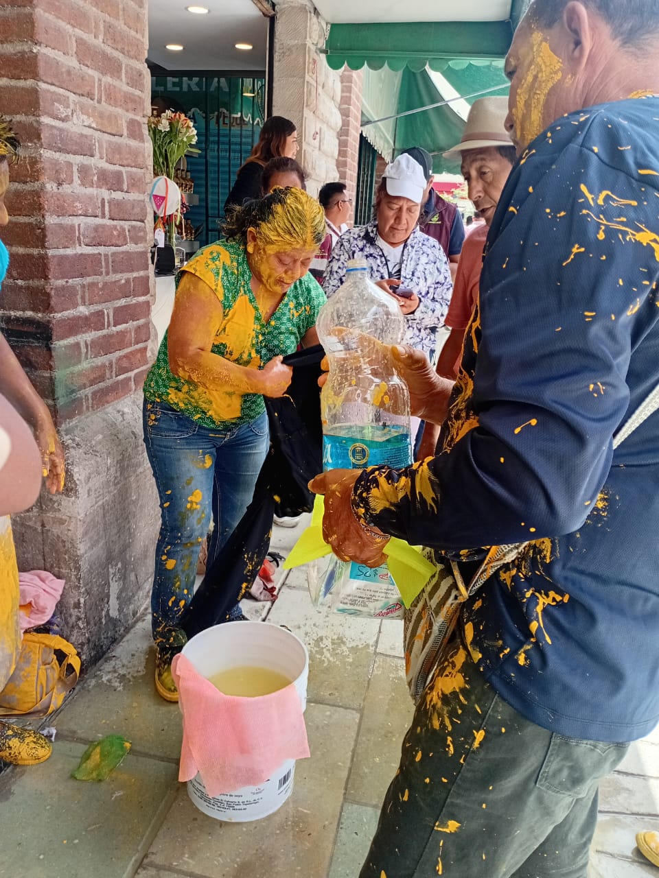 Salpicadura de pintura en el centro de Oaxaca por accidente con camión de SOAPA