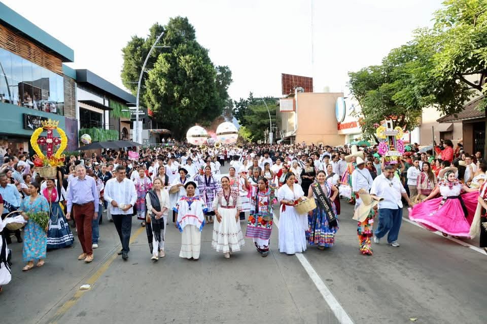 Cautiva Primer Desfile de Delegaciones que anuncia el Lunes del Cerro de la Guelaguetza 2025
