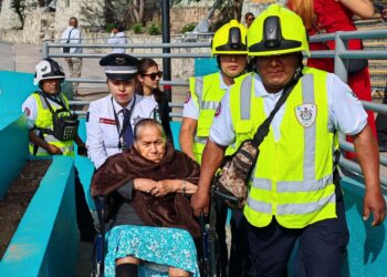 Resguardan Bomberos la máxima fiesta de los oaxaqueños