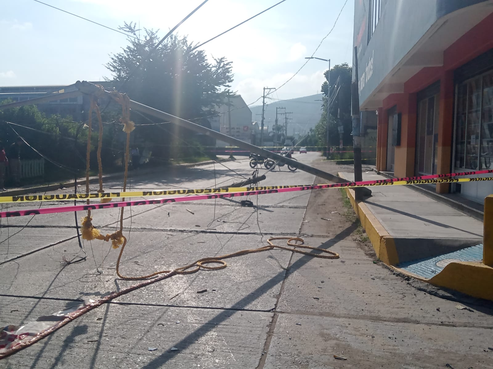 Derriba tráiler postes y deja daños en San Antonio de la Cal