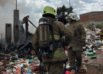 Controlan Bomberos de Oaxaca incendio en basurero clandestino en San Francisco Lachigoló