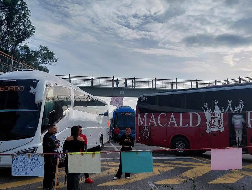 Exigen justicia en Magdalena Ocotlán tras fallecimiento de policías en accidente