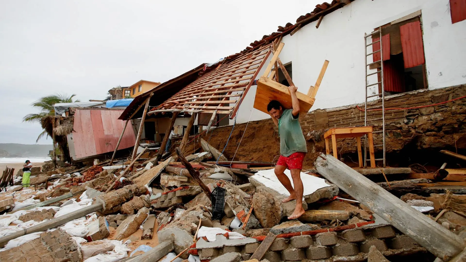 Confirman daños en 33 municipios de Oaxaca por huracán Erick