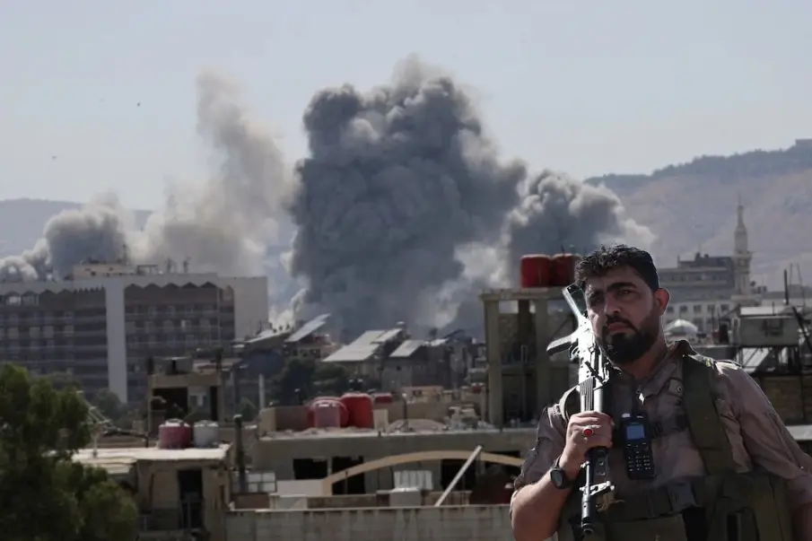 Bombardea Israel cuartel sirio en Damasco tras violencia en Sweida