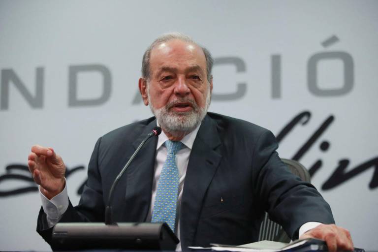Invertir para combatir pobreza, pide Carlos Slim a empresarios