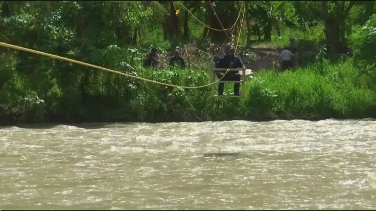 Utilizan tirolesa habitantes de Hidalgo para cruzar río Amajac