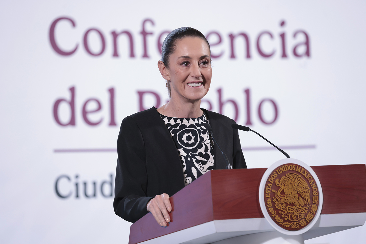 Cuauhtémoc, Ciudad de México. 21 de enero 2025. La presidenta constitucional de los Estados Unidos Mexicanos, la Doctora Claudia Sheinbaum Pardo en conferencia de prensa matutina en el salón de la Tesorería de Palacio Nacional. Acompañan a la presidenta: David Kershenobich, secretario de salud; Juan Ramón de la Fuente, secretario de Relaciones Exteriores; Rosa Icela Rodríguez Velázquez, secretaria de Gobernación; Roberto Velasco Álvarez, jefe de la unidad para América del Norte de la SRE y Ramiro López Elizalde, subsecretario de Prevención y Promoción de la Salud. Foto: Juan Carlos Ramos Mamahua /Presidencia