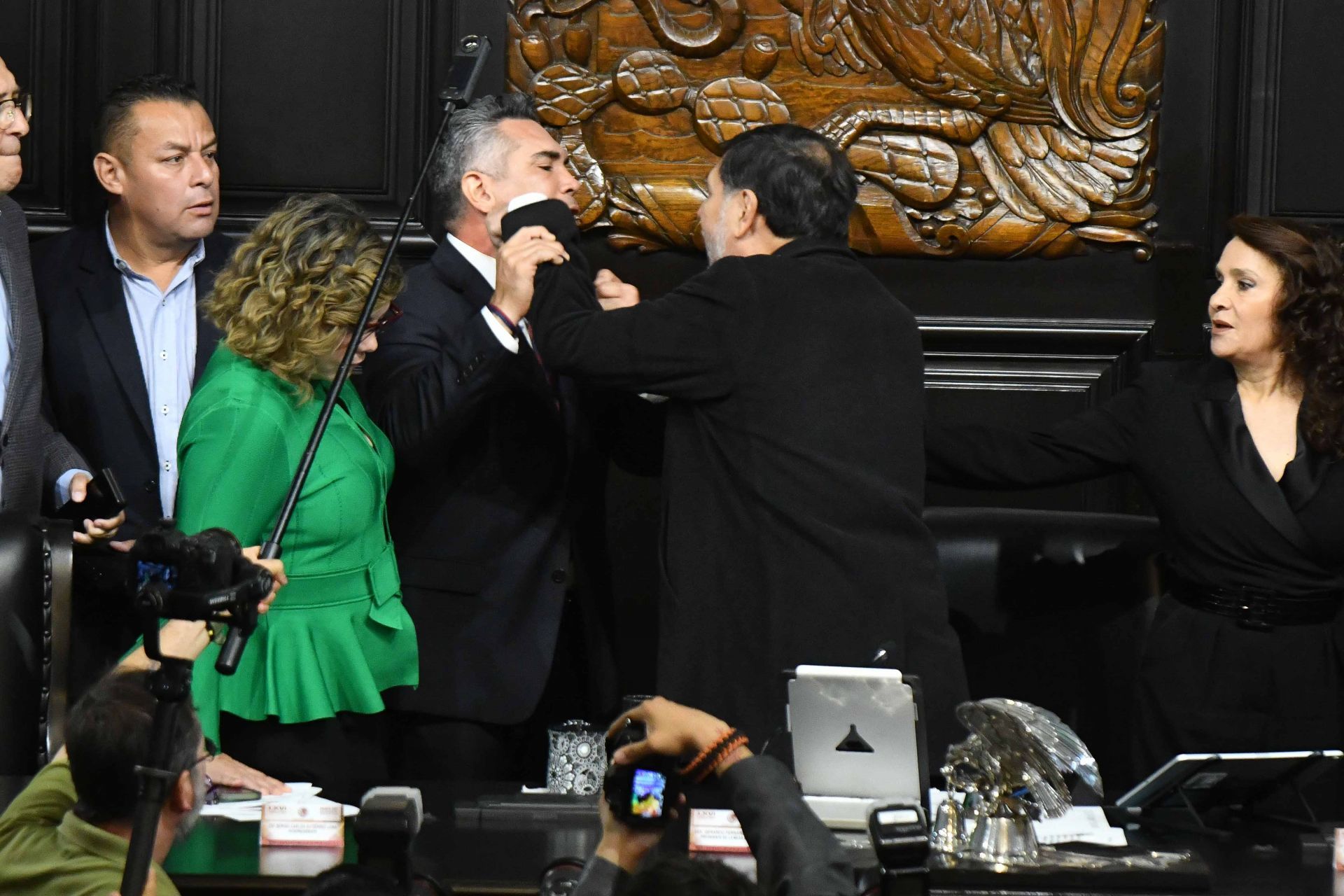 Denuncian agresión a Noroña y legisladores en el Congreso