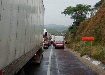 Provoca deslave el cierre parcial de la autopista Cuacnopalan–Oaxaca