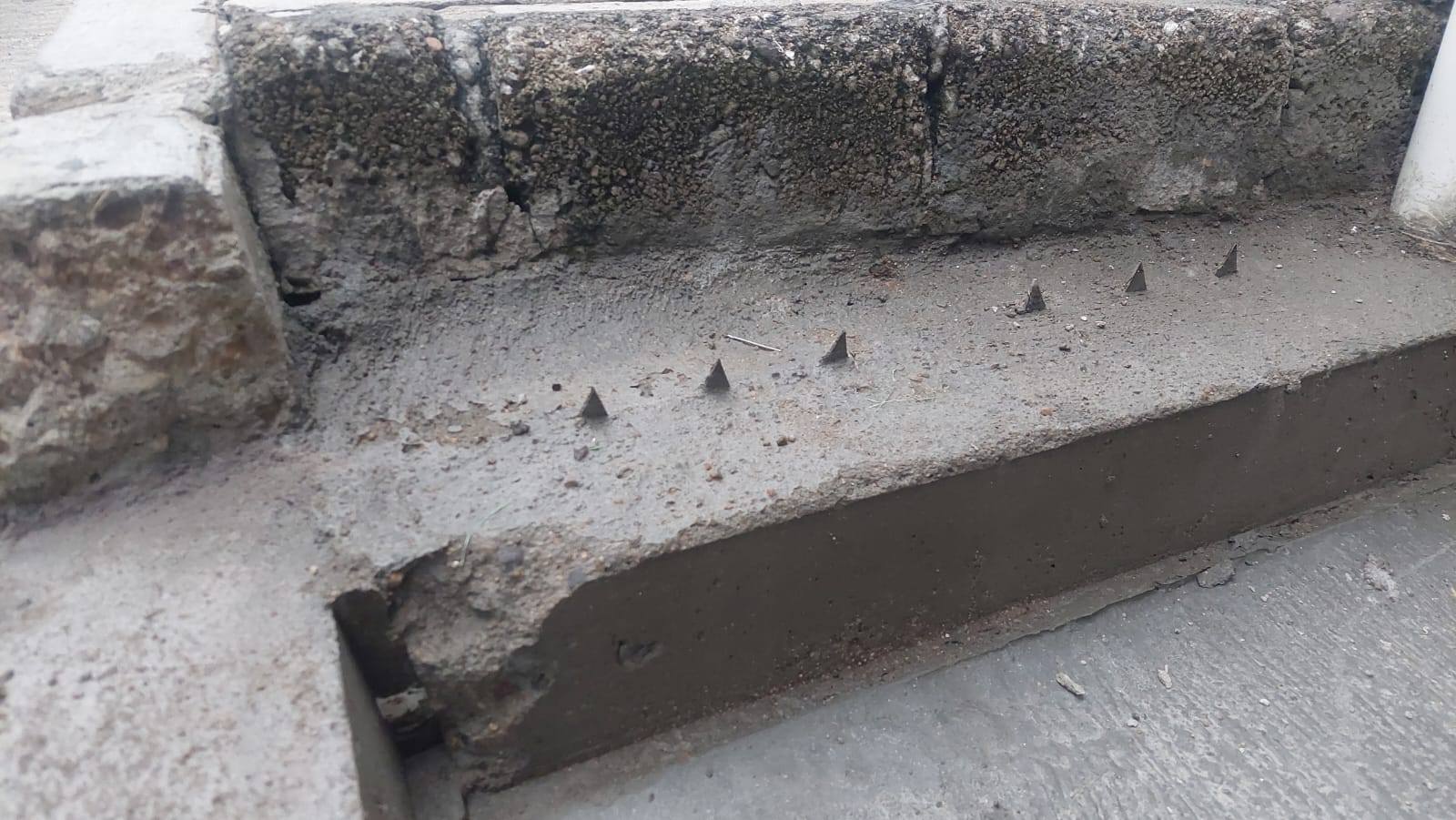 Denuncian a vecino por poner picos en banqueta de la colonia Reforma
