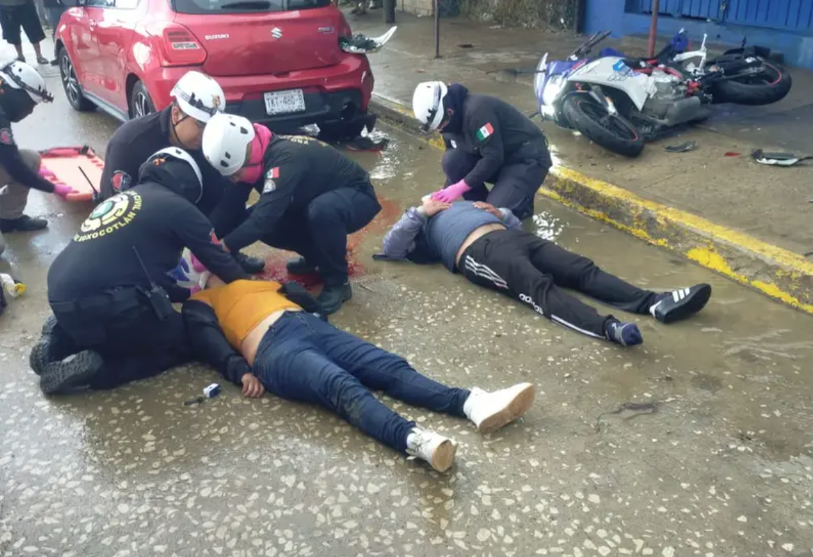 Resulta pareja herida al impactar motocicleta en Xoxocotlán