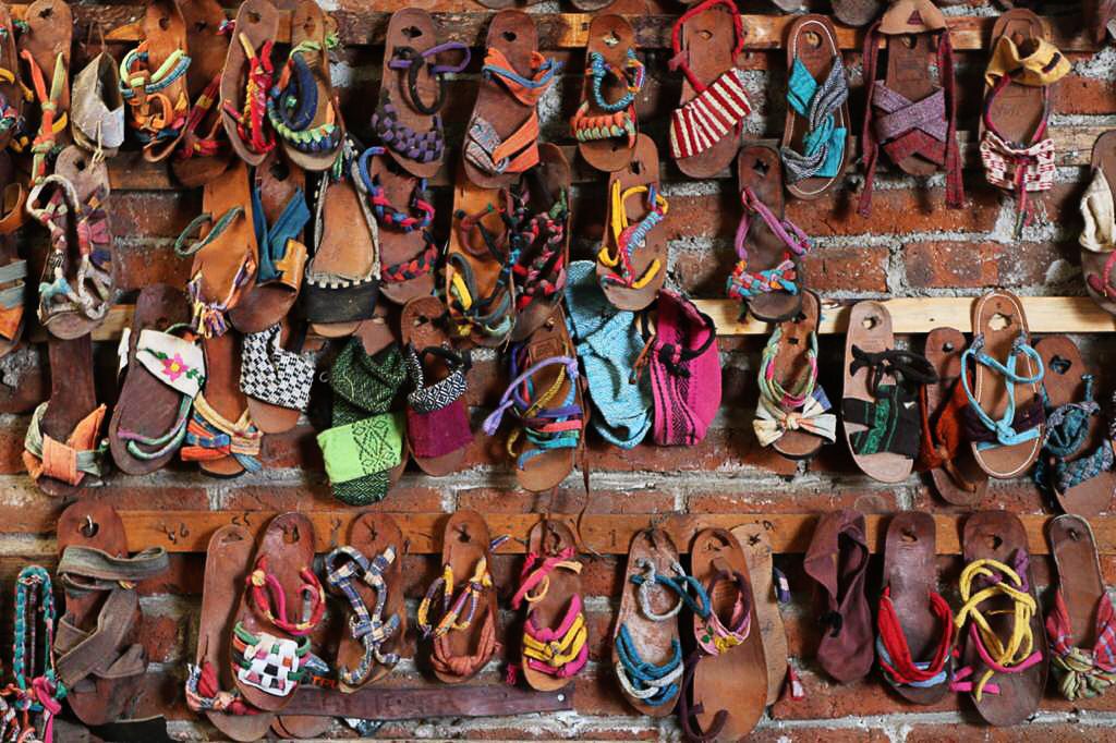 Una ofensa para los oaxaqueños el plagio de un diseño de huarache artesanal: vendedora de artesanía