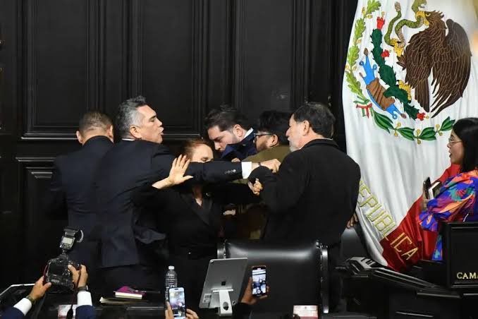 Estalla conflicto físico en el Senado entre Noroña y Moreno