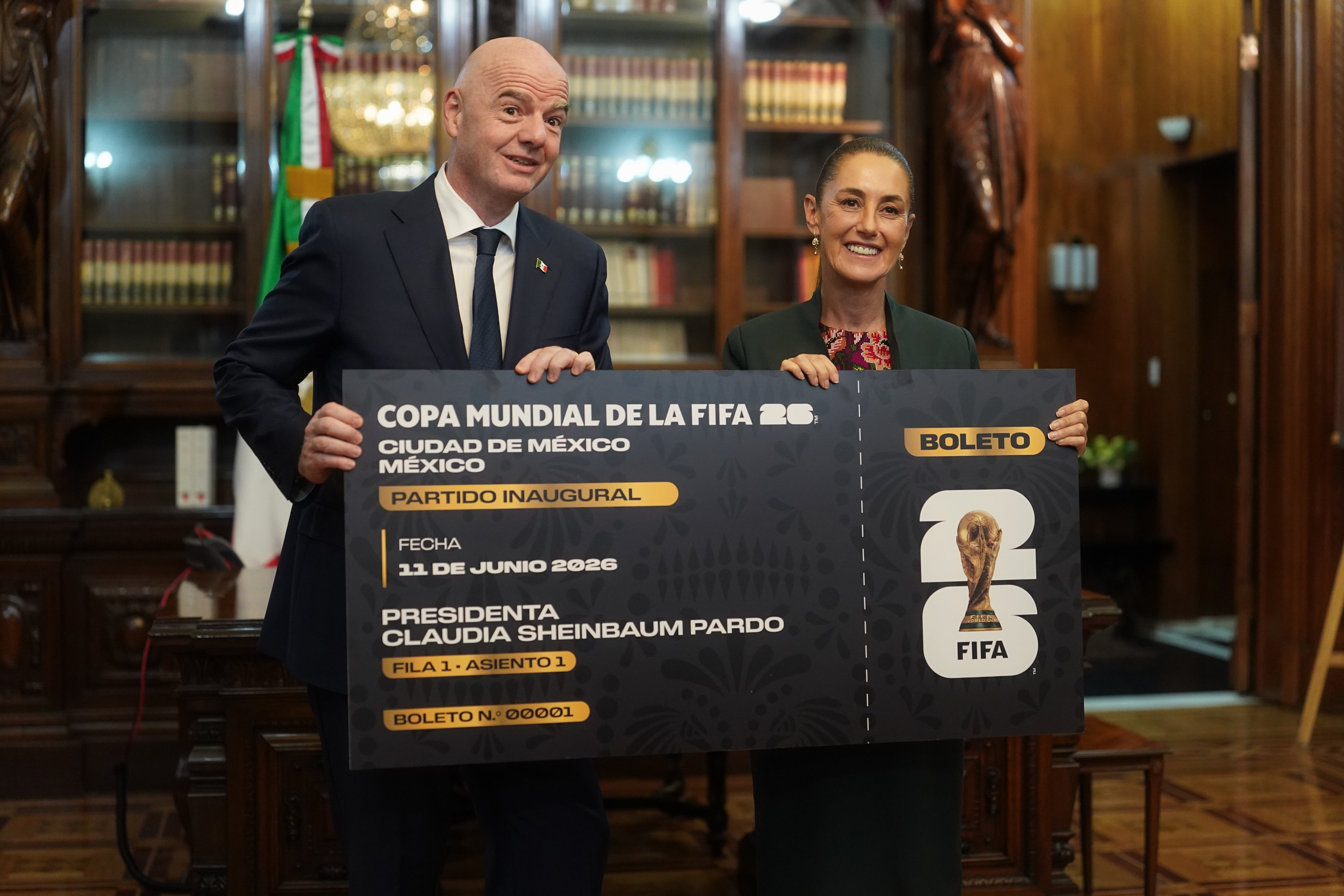 Entrega Sheinbaum boleto inaugural del Mundial 2026 a joven fan