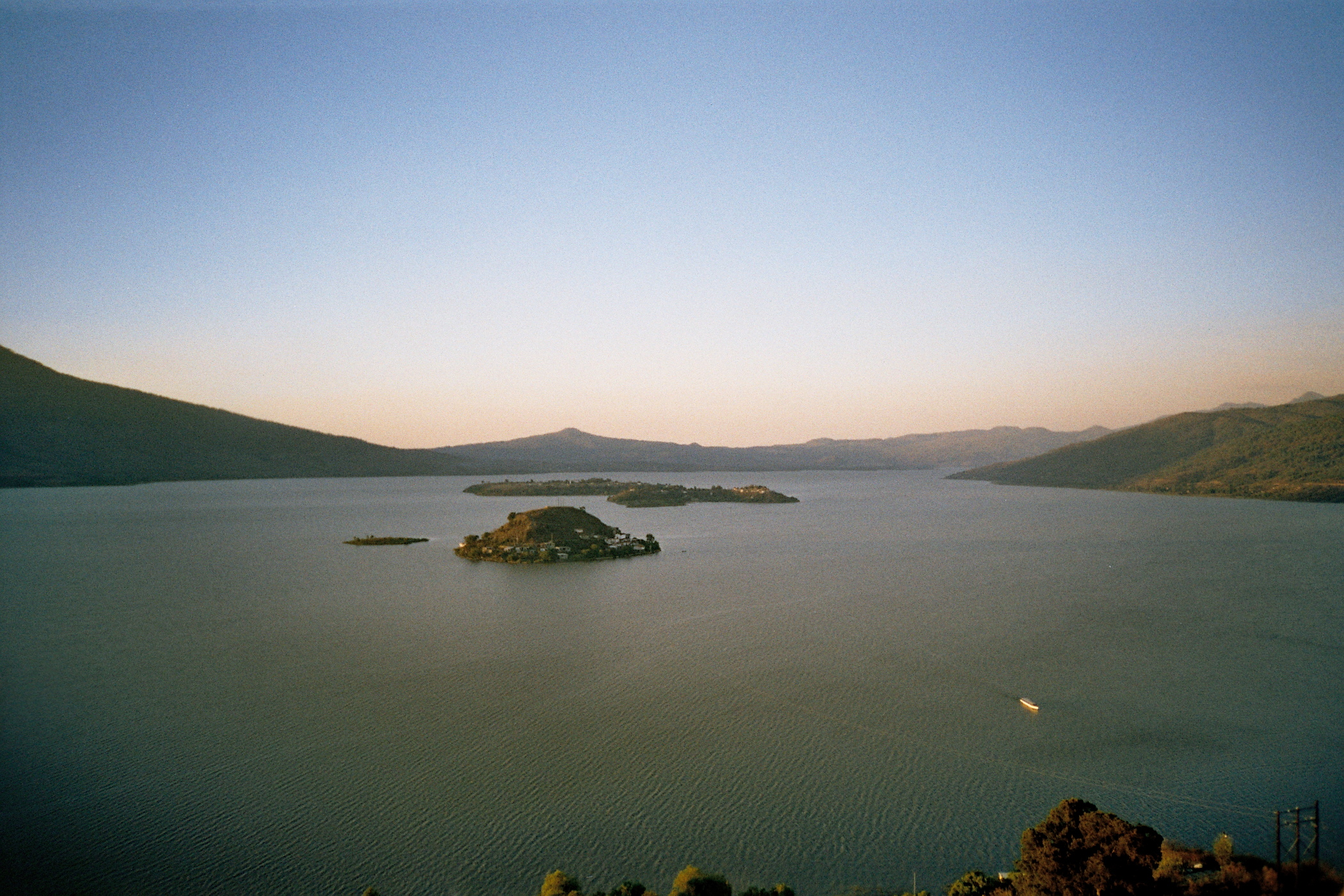 Preservan purépechas 8 mil hectáreas para salvar lago de Pátzcuaro
