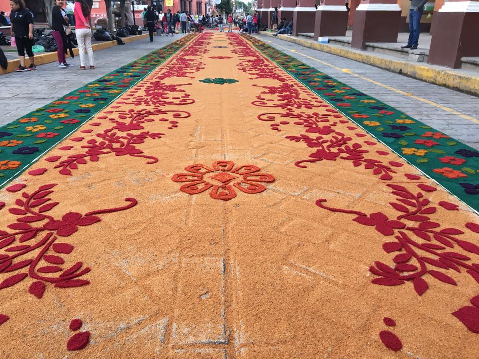 Conmemora Huajuapan de León su devoción con alfombras de aserrín multicolores