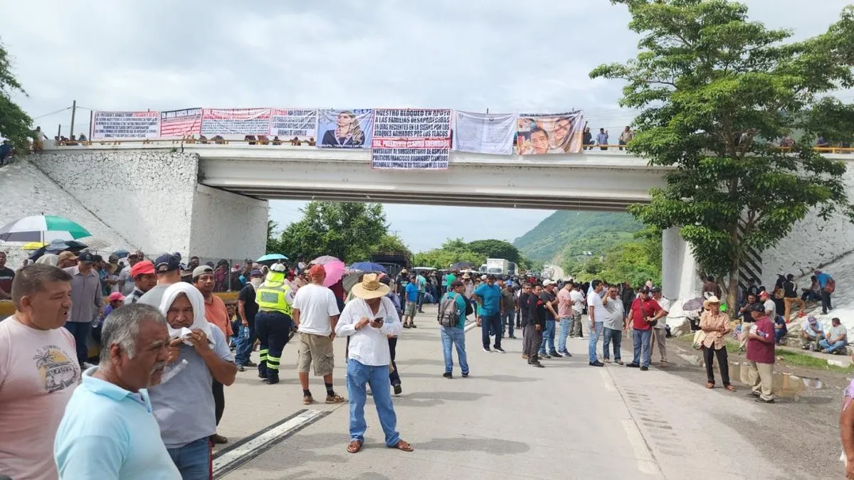 Bloquean manifestantes autopista del Sol y carretera México-Acapulco por inseguridad