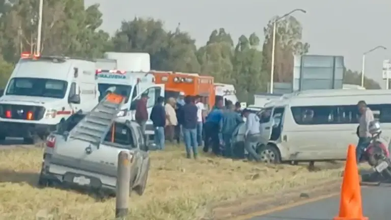 Chocan vehículos en Carretera 57 y dejan 11 heridos en San Luis Potosí