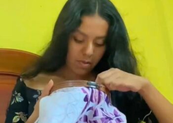 Honra joven mazateca a su abuela con huipil bordado para la Guelaguetza 2025