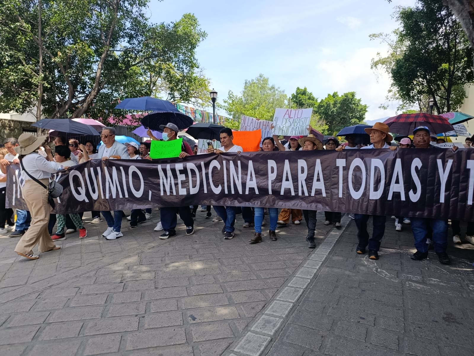 Marchan en Oaxaca para exigir abasto de medicamentos oncológicos