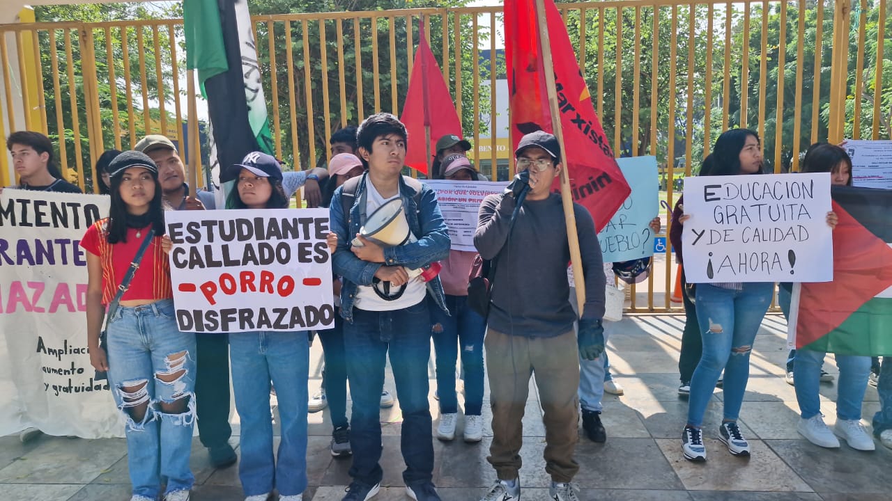 Exigen jóvenes rechazados ampliación de matrícula en UABJO