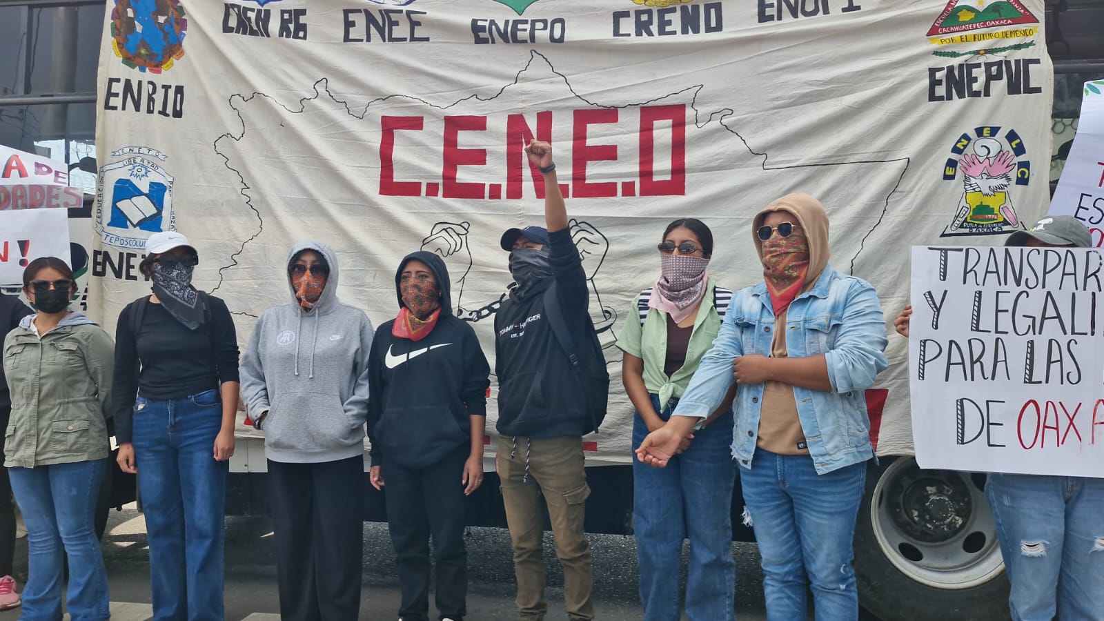 Bloquean normalistas crucero en Oaxaca por irregularidades en admisiones educativas
