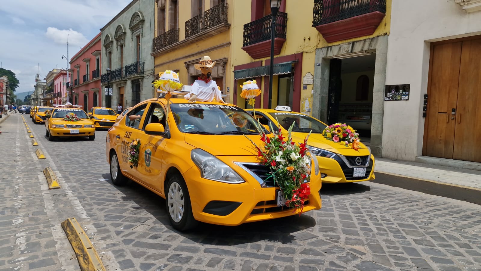 Celebran taxistas oaxaqueños su día con caravana y misa