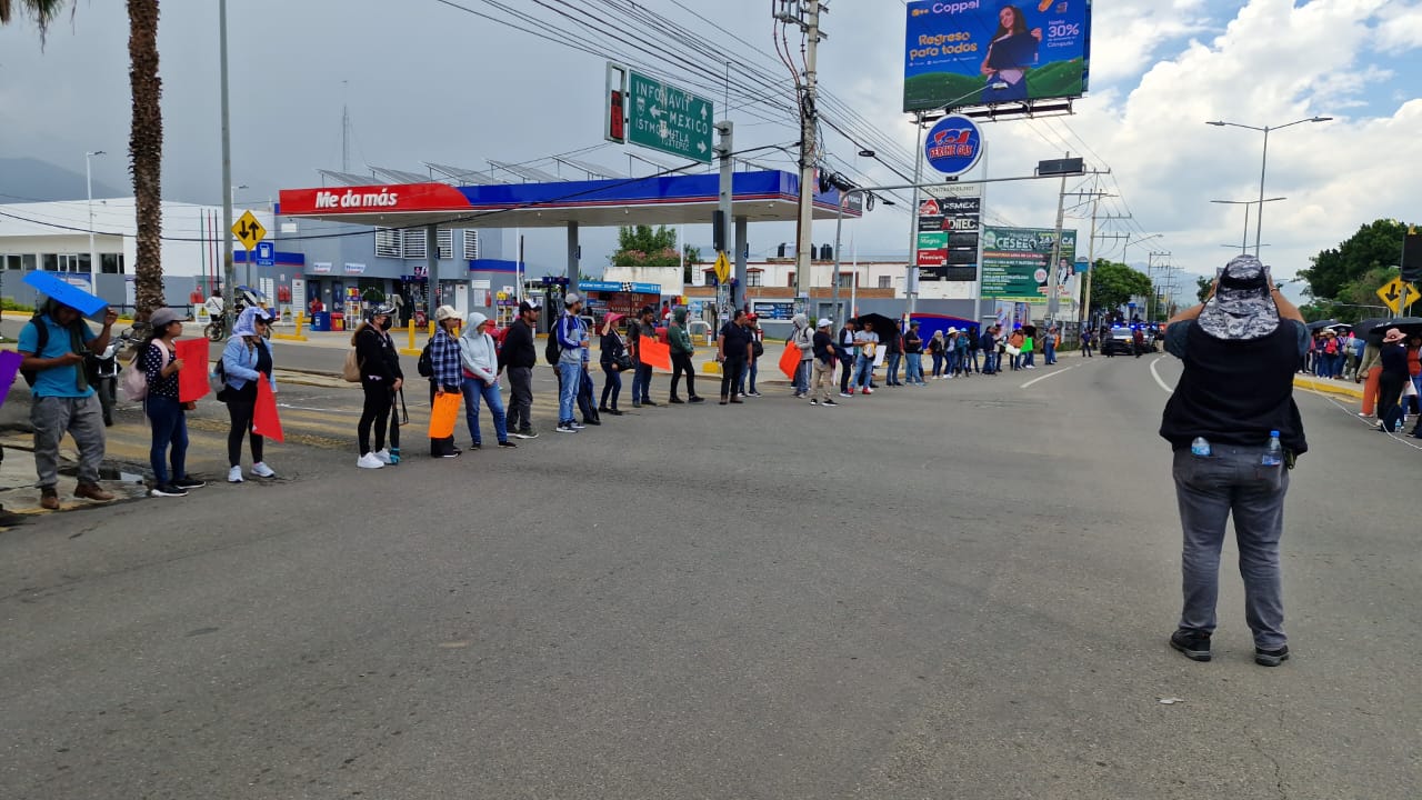 Piden trabajadores de Telebachilleratos Comunitarios salida del director y aumento salarial