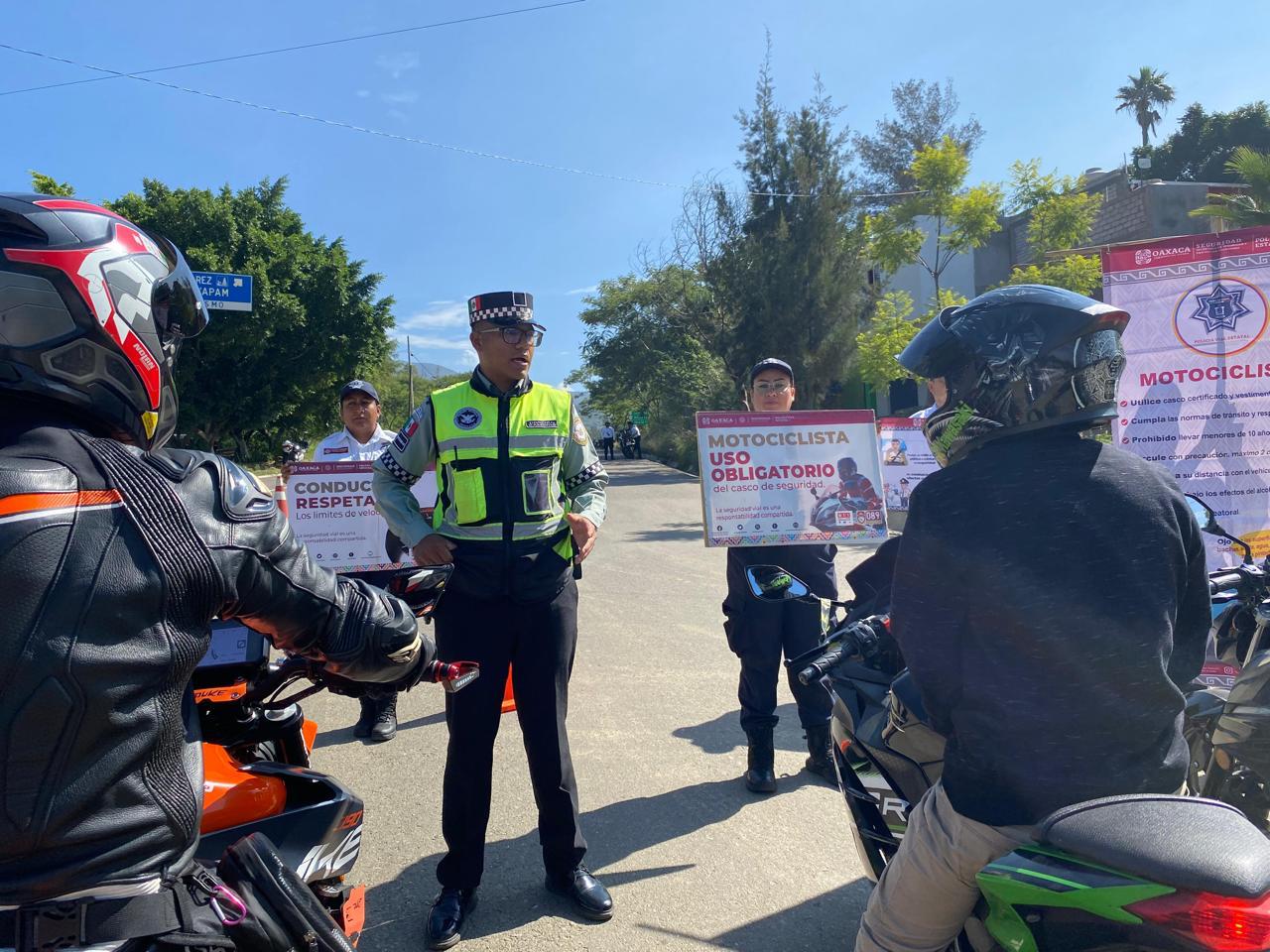 Promueve Policía Vial Estatal cultura de prevención y seguridad a motociclistas en la carretera Oaxaca-Ixtlán