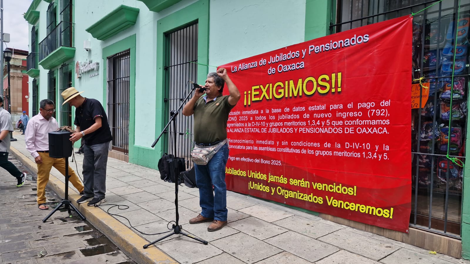 Bloquean jubilados de Sección 22 calles en Oaxaca por bono 2025