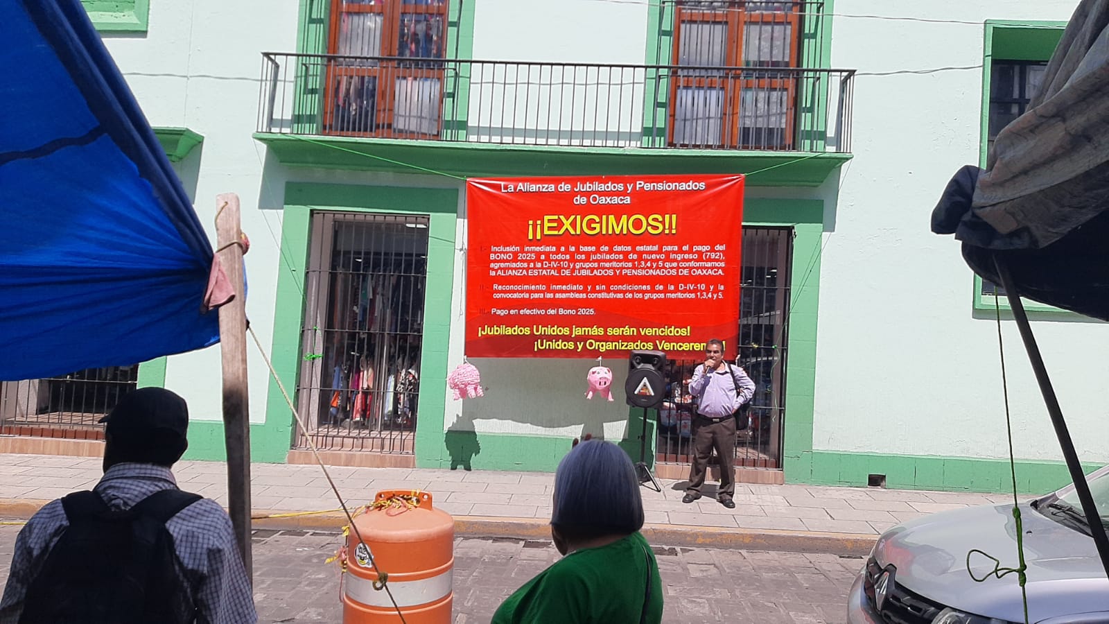 Jubilados de la Sección 22 bloquean nuevamente Armenta y López; insisten en pago de bono