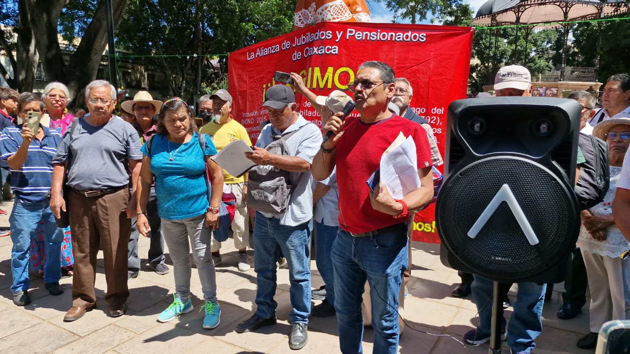 Denuncian jubilados de Sección 22 retraso en entrega de datos para bono 2025