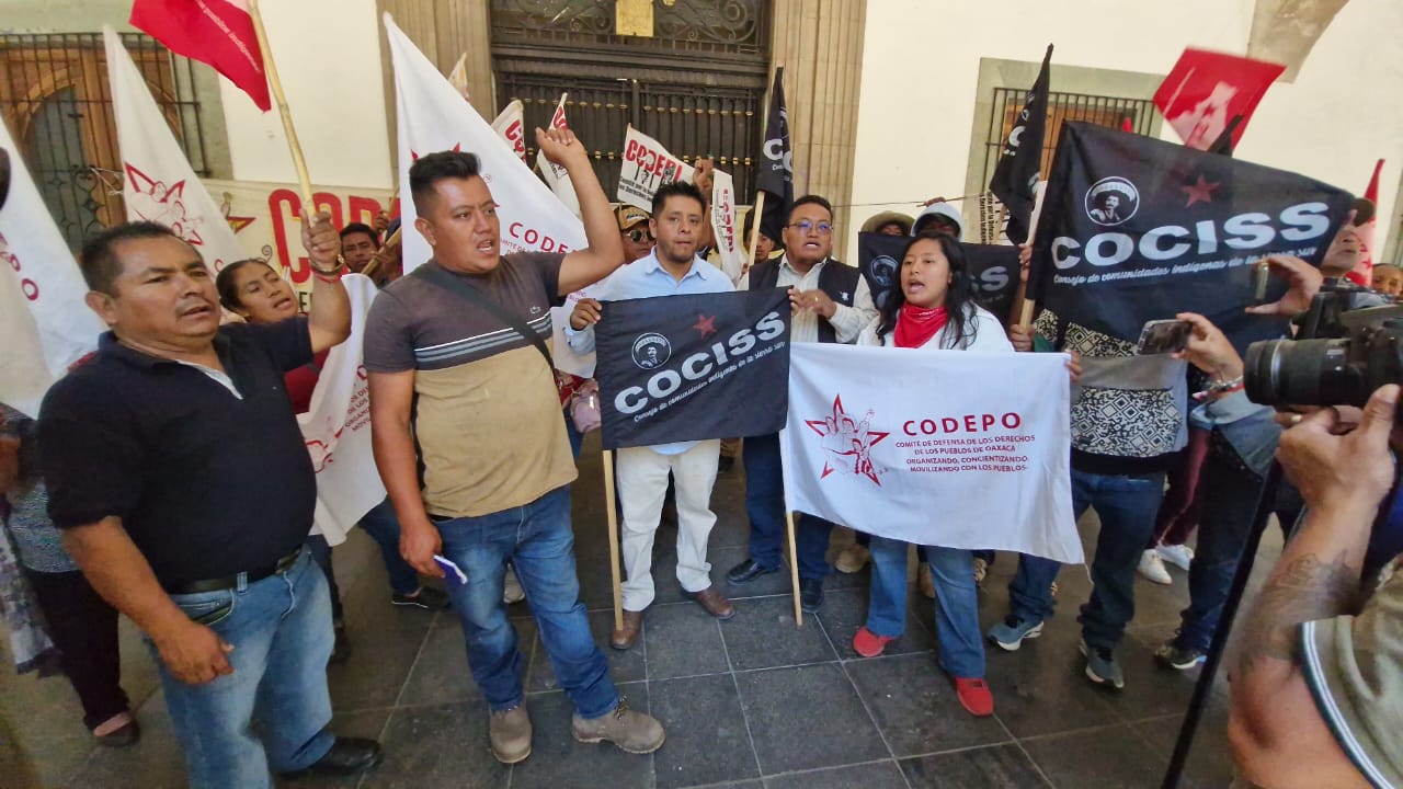 FORO bloquea accesos al Palacio de Gobierno en Oaxaca para exigir atención a demandas sociales