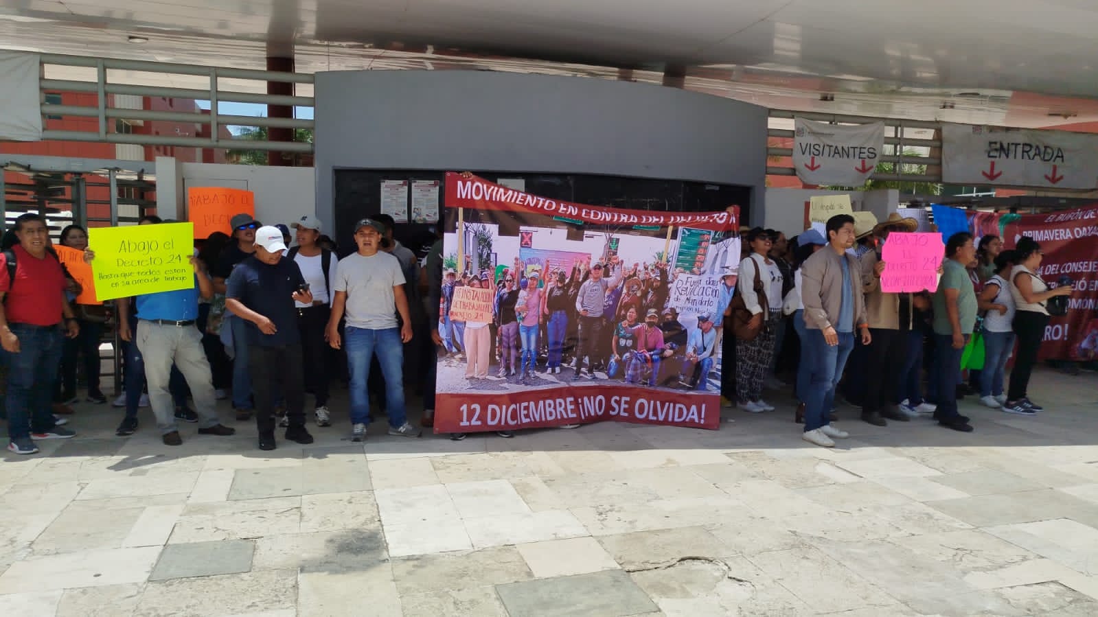 Exigen exburócratas reinstalación y disculpa pública en marcha a Cd. Administrativa