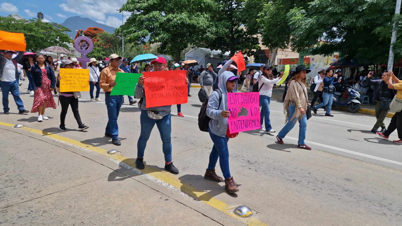 Exigen maestros del TEBCEO destitución de director y aumento salarial