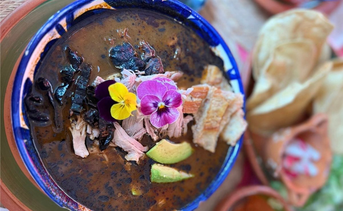 Prepara Oaxaca el pozole negro más inusual de México