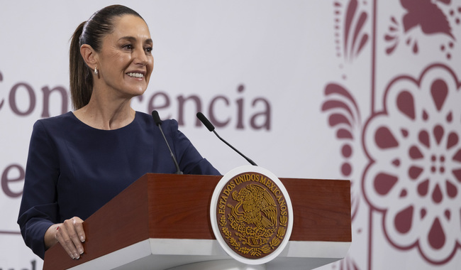 Cuauhtémoc, Ciudad de México, México, 8 de agosto de 2025.
La doctora Claudia Sheinbaum Pardo, presidenta Constitucional de los Estados Unidos Mexicanos en conferencia de prensa matutina, “Conferencia del Pueblo”, en el Salón Tesorería de Palacio Nacional. La acompañan Claudia Curiel de Icaza, secretaria de Cultura; Marina Núñez Bespalova, subsecretaria de Desarrollo Cultural; Mónica Fernández Balboa, directora general del Instituto Para Devolver la Pueblo lo Robado (Indep) y Bulmaro Juárez Pérez, divulgador de lenguas indígenas, presentador de la sección “Suave Patria”.
Foto: Presidencia