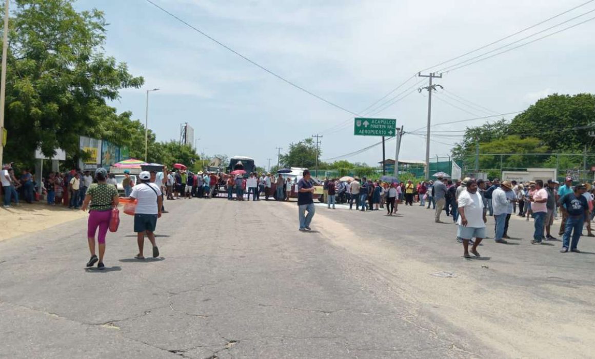 Exigen damnificados por huracán Erick apoyos con bloqueo en Puerto Escondido