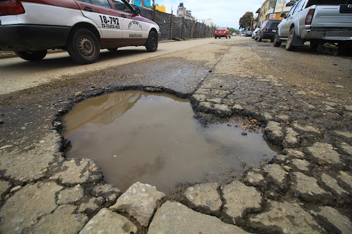 Exponen calles en Oaxaca tras lluvias y baches peligrosos