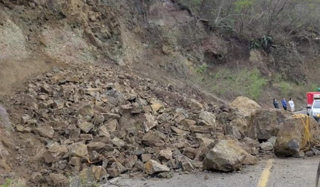 Reportan deslaves múltiples en vías federales de Oaxaca