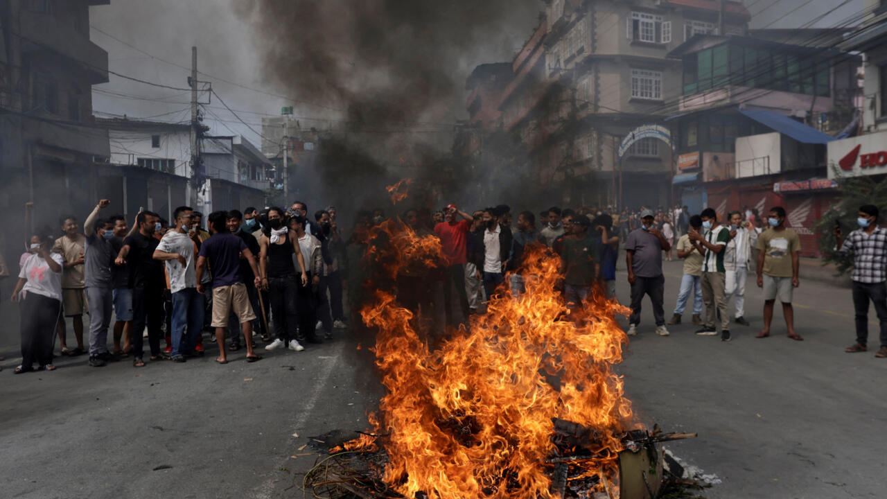 Protestas en Nepal derrocan gobierno y sumen país en caos