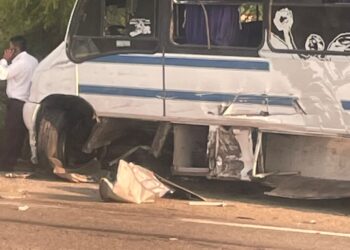 Fuerte accidente en la Costa: tráiler impacta contra microbús y vuelca en Tonameca