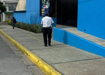 Señalan a colegio privado de apartar casi una cuadra en la colonia Reforma