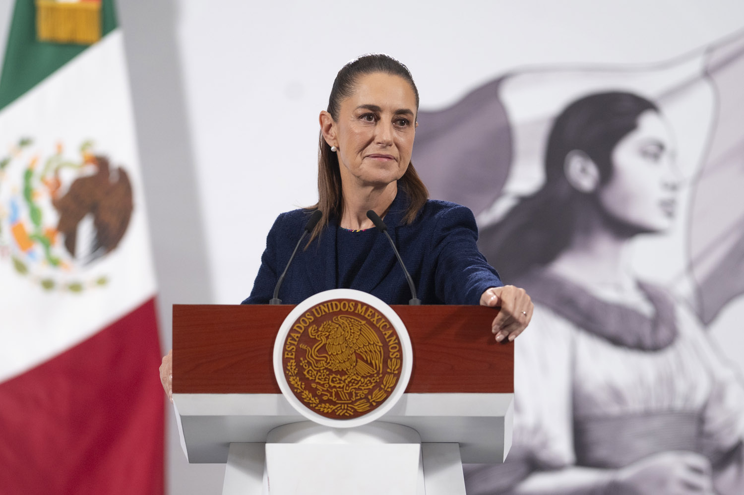 Cuauhtémoc, Ciudad de México, México, 24 de septiembre de 2025. 
La doctora Claudia Sheinbaum Pardo, presidenta Constitucional de los Estados Unidos Mexicanos en conferencia de prensa matutina, “Conferencia del Pueblo”, en el Salón Tesorería de Palacio Nacional. La acompañan Efraín Morales López, director general de la Comisión Nacional del Agua (Conagua); Mauricio Rodríguez Alonso, subdirector general de Administración del Agua; Aarón Mastache, subdirector general de Infraestructura Hidroagrícola de la Comisión Nacional del Agua (Conagua); Oscar Zavala, subdirector jurídico de la Comisión Nacional del Agua (Conagua); Heriberto Montes Ortíz, gerente de Aguas Superficiales y  Miguel Ángel Elorza Vásquez, coordinador de Infodemia. 
Foto: Saúl López / Presidencia