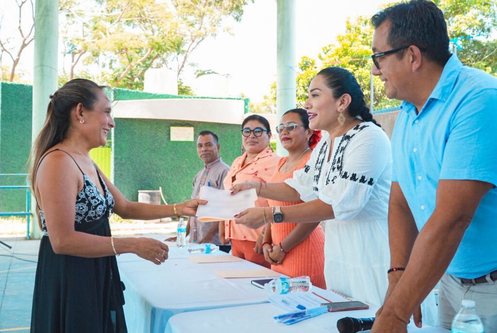 Entrega Semovi más de 100 trámites concluidos a transportistas en Río Grande