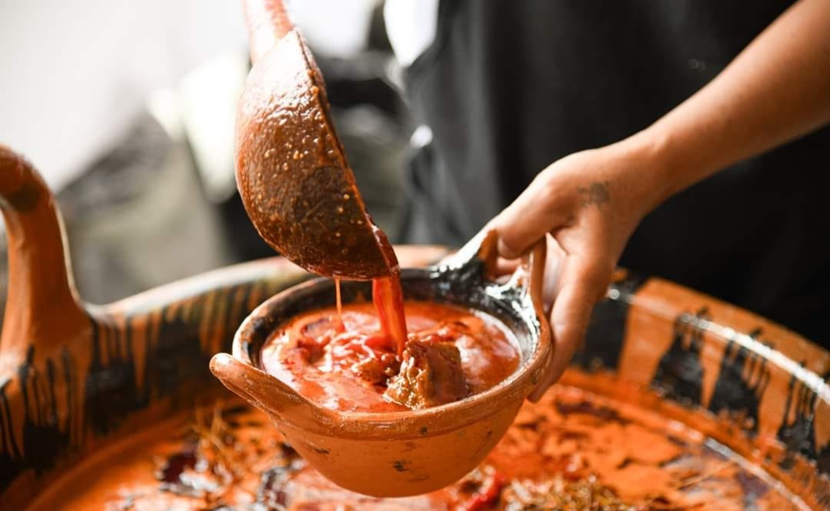Celebra Oaxaca la tradición ancestral del mole de caderas en la Mixteca