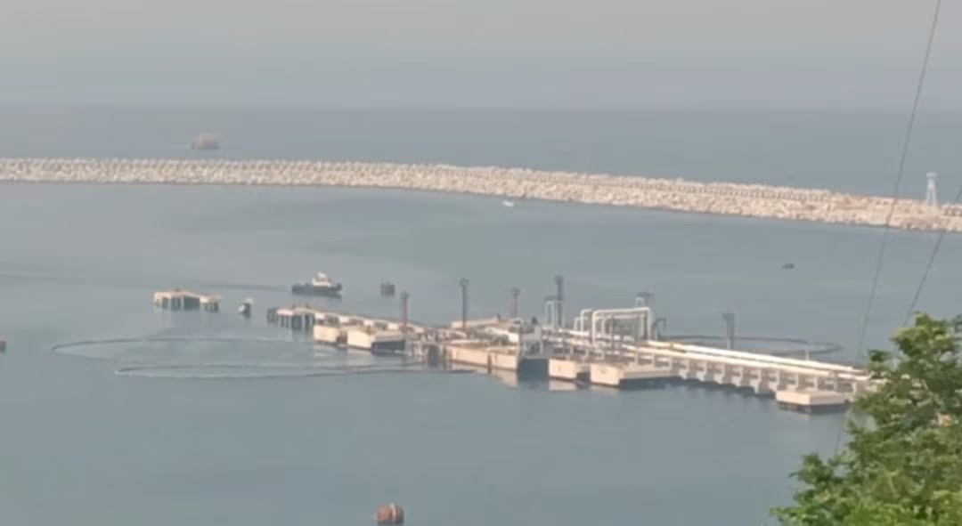 Derrama buque “Sócrates” combustible en Salina Cruz por fuerte oleaje