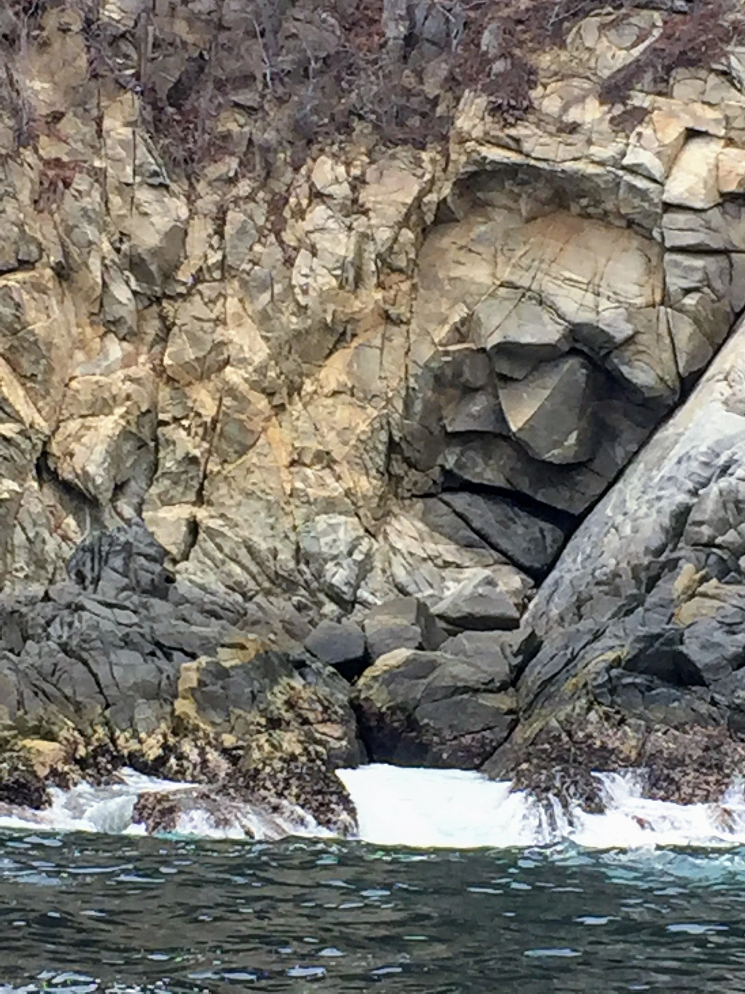 Descubre el Rostro Mixteco, enigma tallado en acantilado de Huatulco