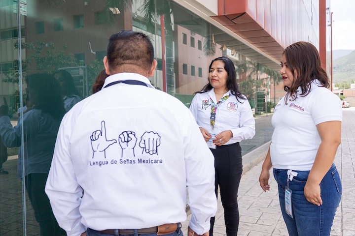 Reconoce Secretaría de Administración labor del personal con discapacidad auditiva